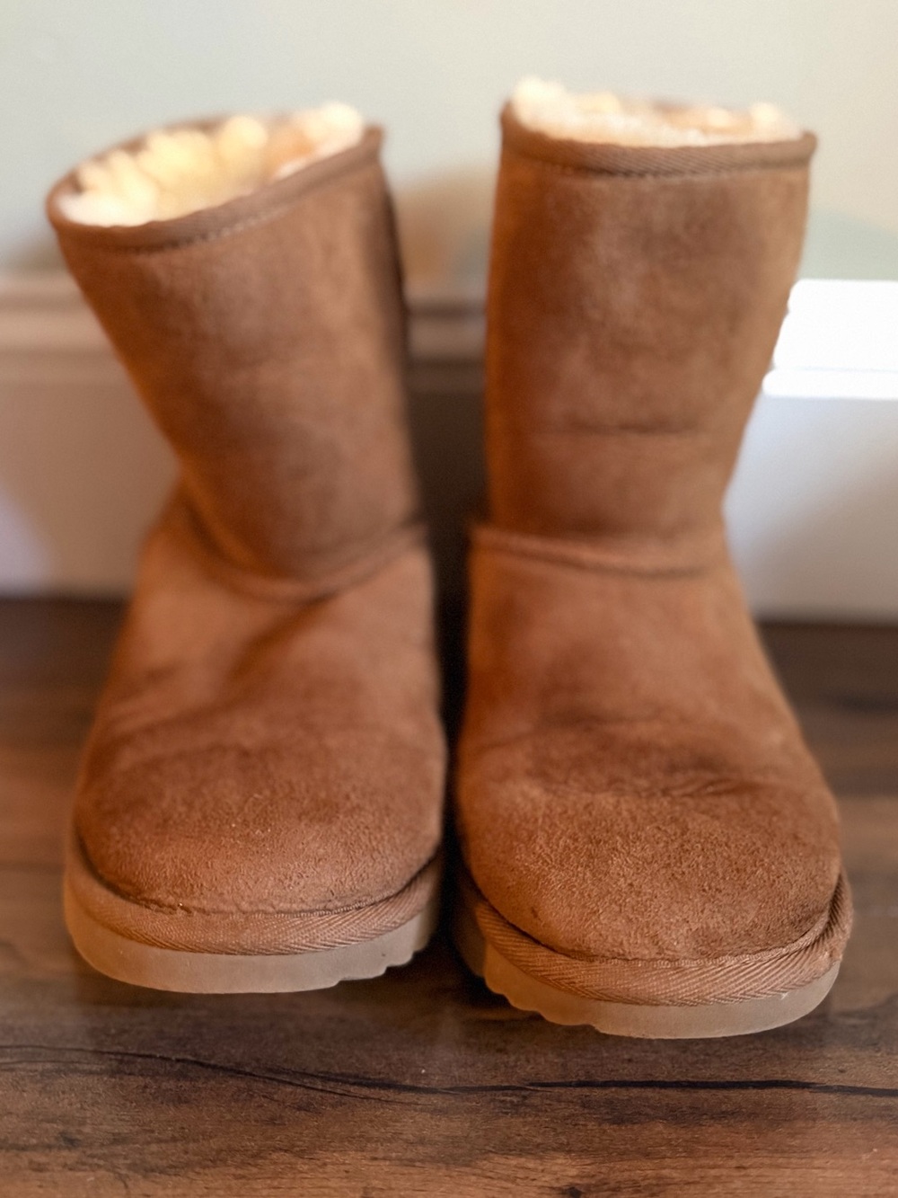 UGG | UGG Classic Short Chestnut Sheepskin Boots | Big Kids Size 4 / EU 36 - Picture 3 of 12